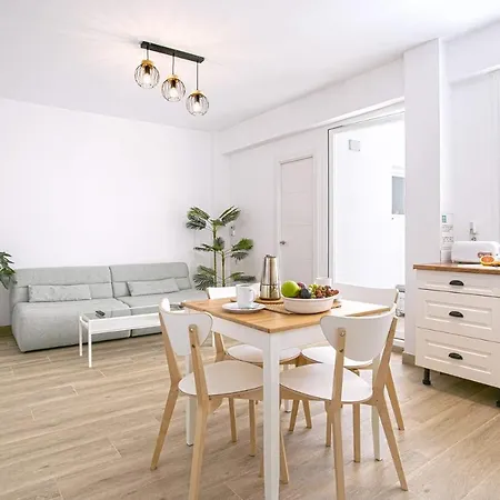 Precioso Con Patio 아파트